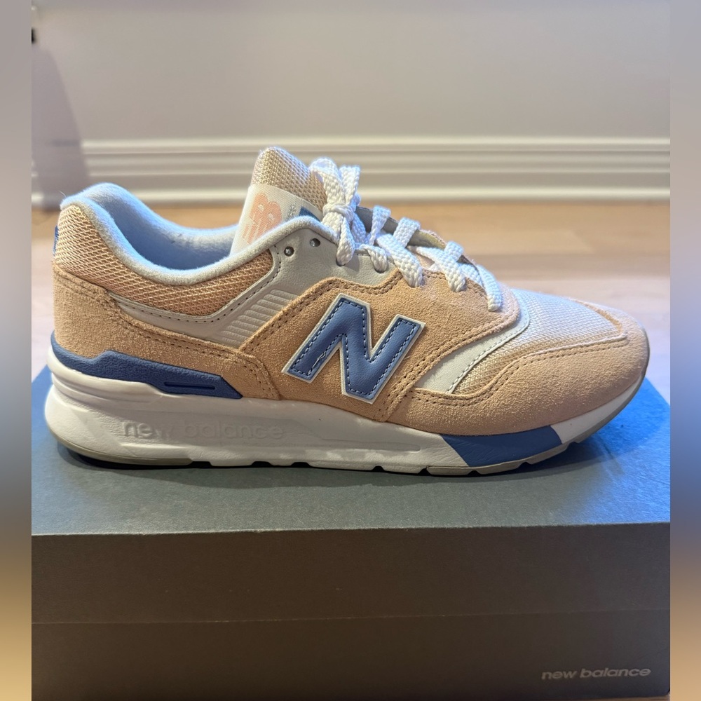 New Balance Size 7 Women’s Sneaker!